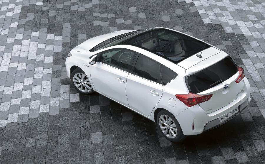  Toyota Auris Hybrid 2012 года  (фото 2 из 12)